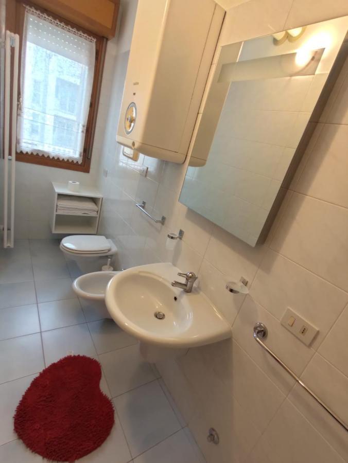 Bafile 18 - Piazza Marconi - Centrale - 50 Mt Dal Mare Lido di Jesolo Luaran gambar