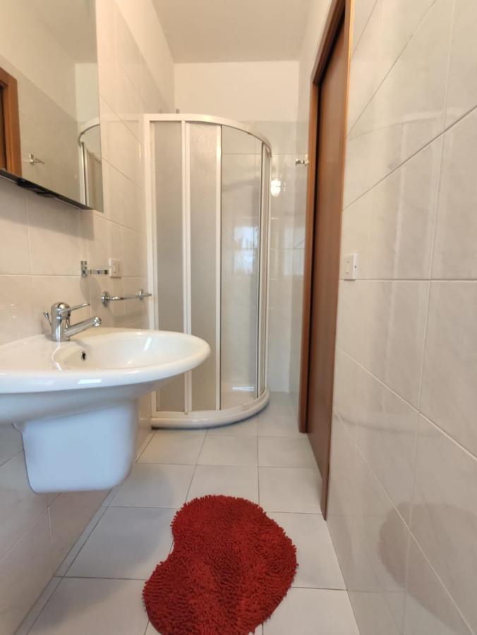 Bafile 18 - Piazza Marconi - Centrale - 50 Mt Dal Mare Lido di Jesolo Luaran gambar